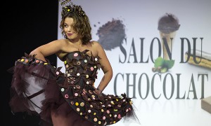 В Париже прошел показ платьев из шоколада