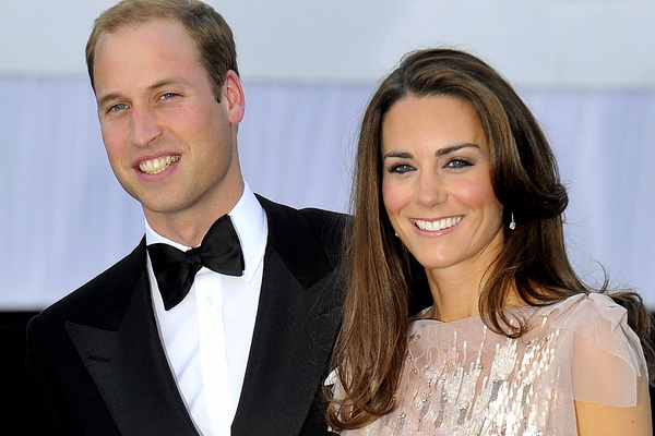 Britain's Prince William and his wife Catherine, Duchess of Cambridge pose for photographers as they arrive for a charity dinner at Kensington Palace in London June 9, 2011.    REUTERS/Toby Melville (BRITAIN - Tags: ROYALS SOCIETY)