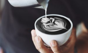 charcoal-latte-berwarna-hitam-pekat-ini-viral-banget-di-internet-www.soyapop.com