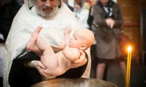 Готовимся к крестинам: что дарить на крещение ребенку