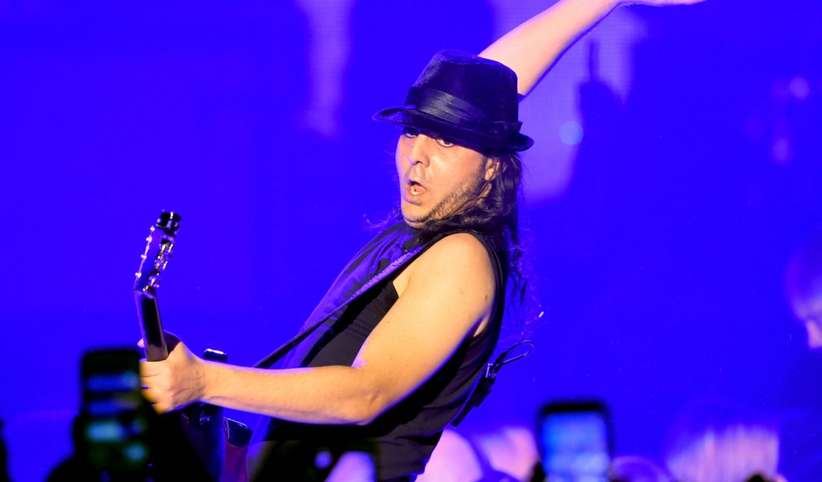 Daron Malakian Net Worth in 2023 - Wiki, Age, Weight and Height