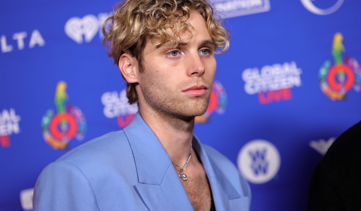 Luke Hemmings Net Worth in 2023 - Wiki, Age, Weight and Height ...