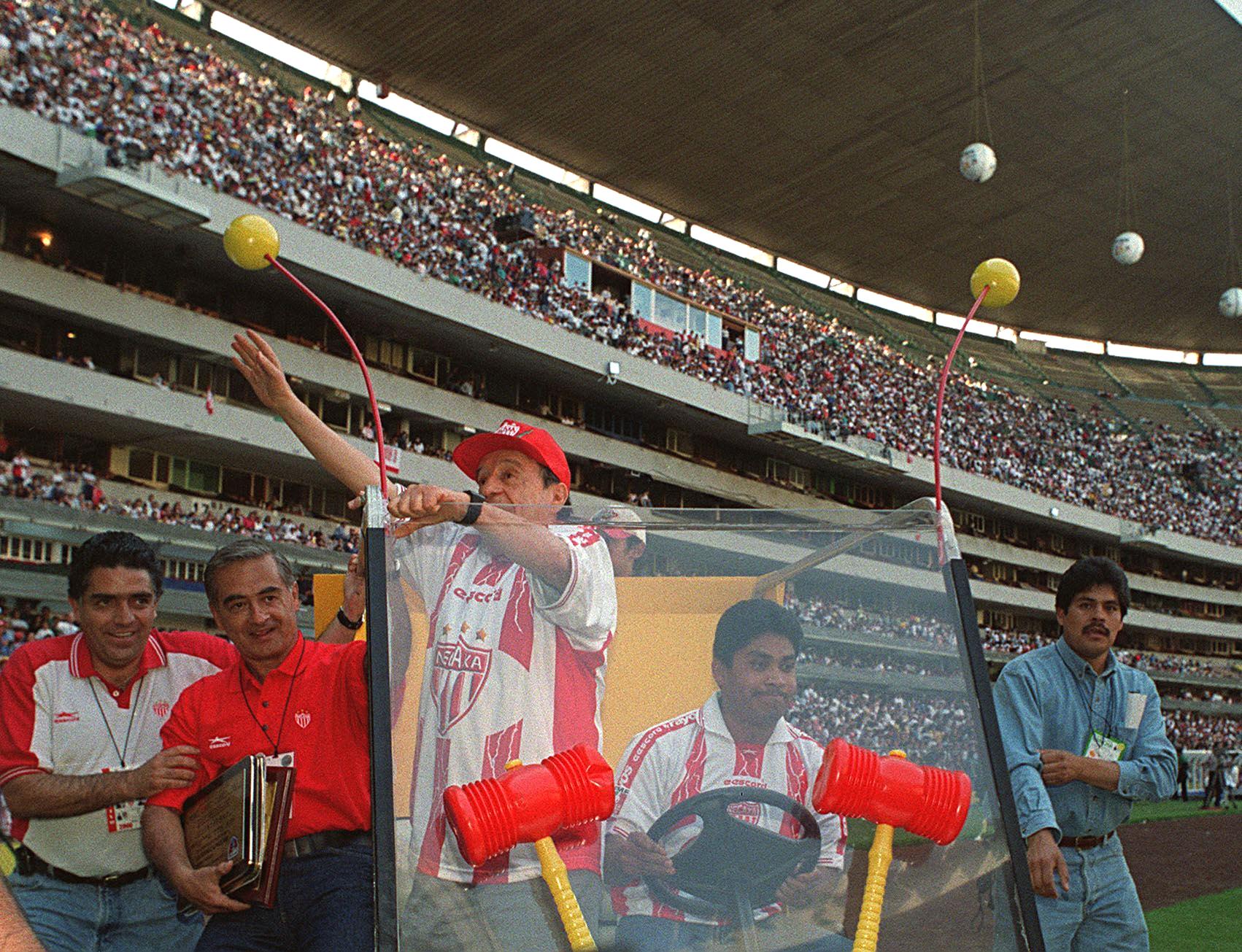 Chespirito (Roberto Gomez Bolanos) photo