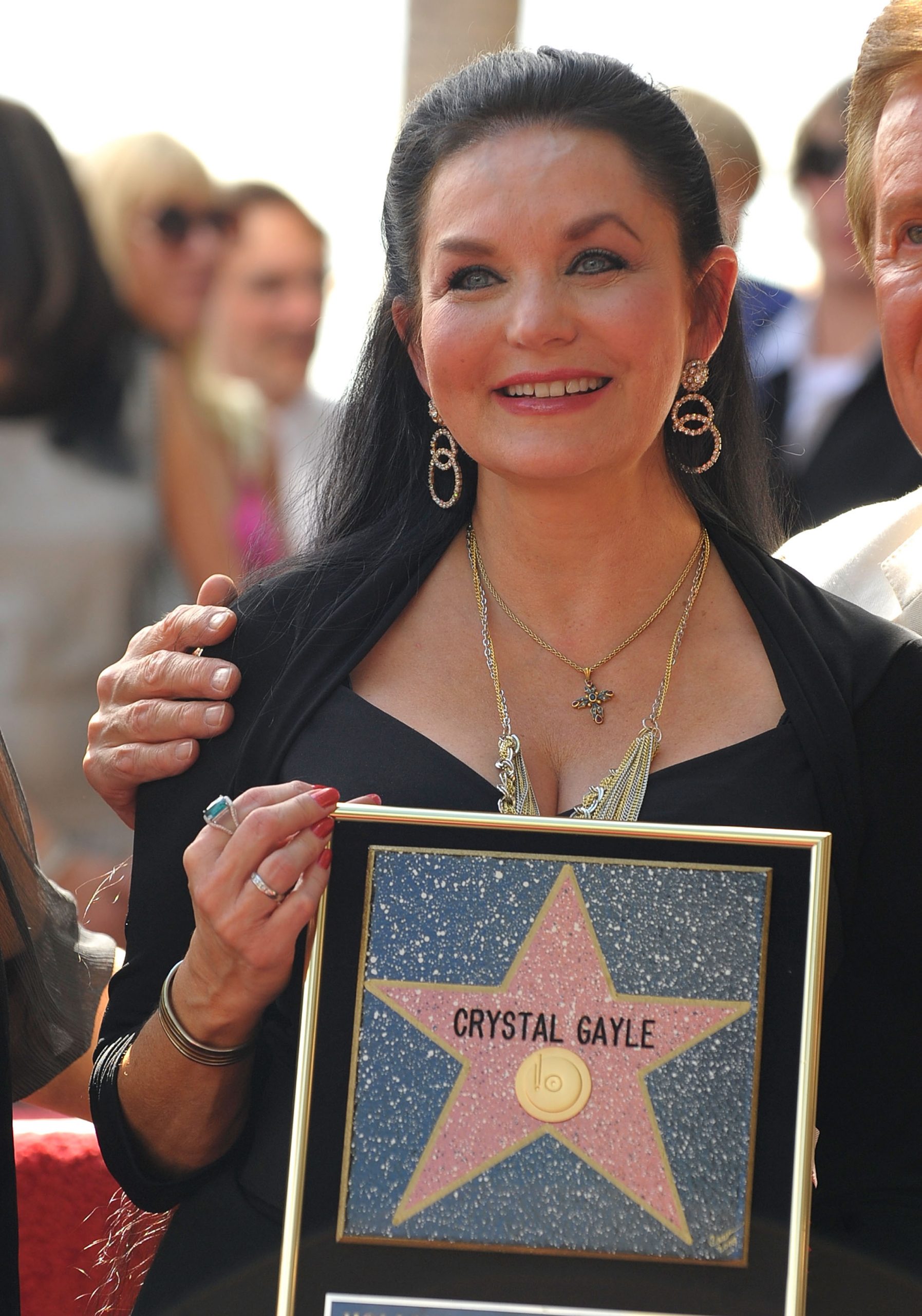 Crystal Gayle Net Worth In 2023 Wiki Age Weight And Height   Crystal Gayle 4 3 Scaled 