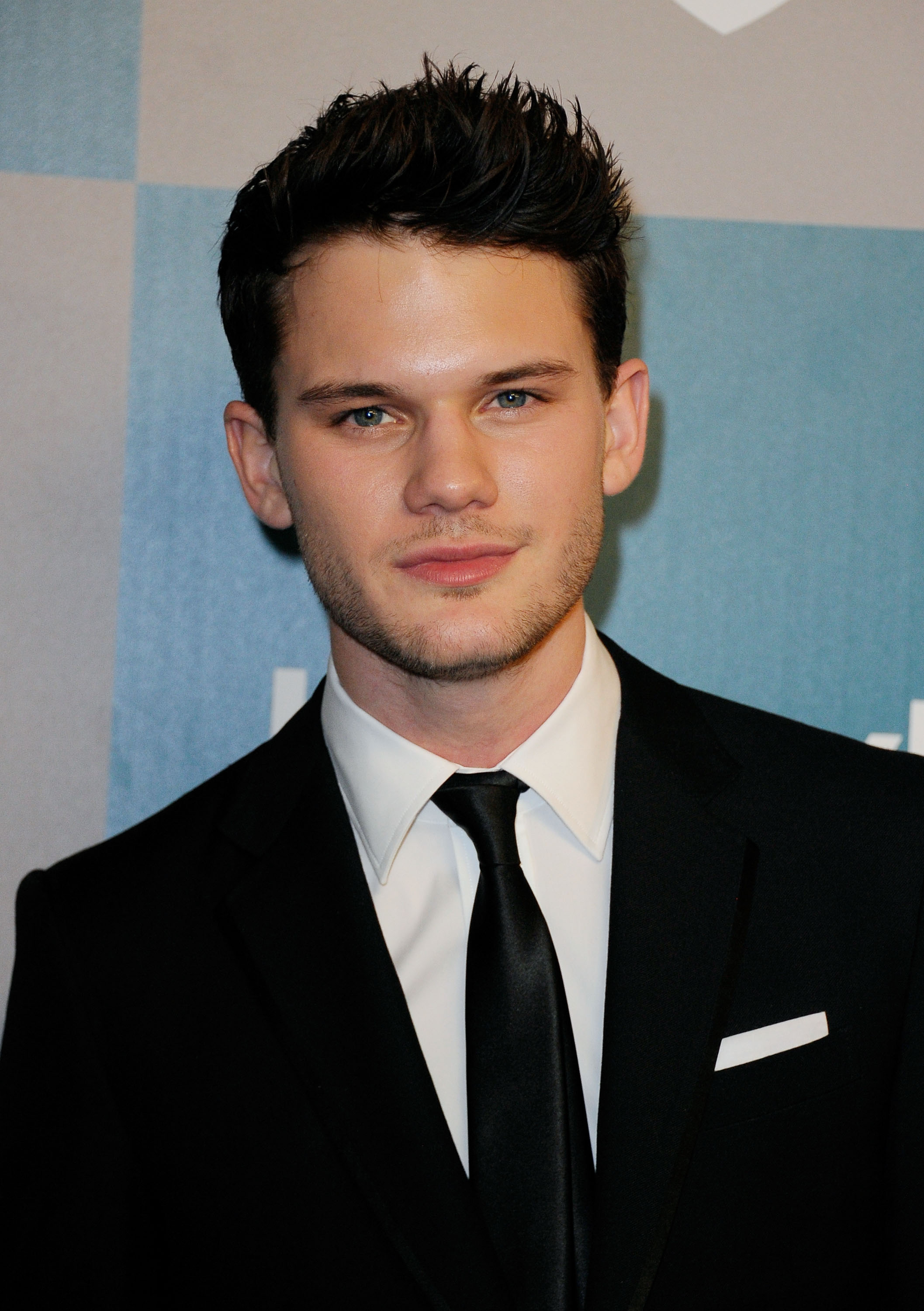 Jeremy Irvine photo