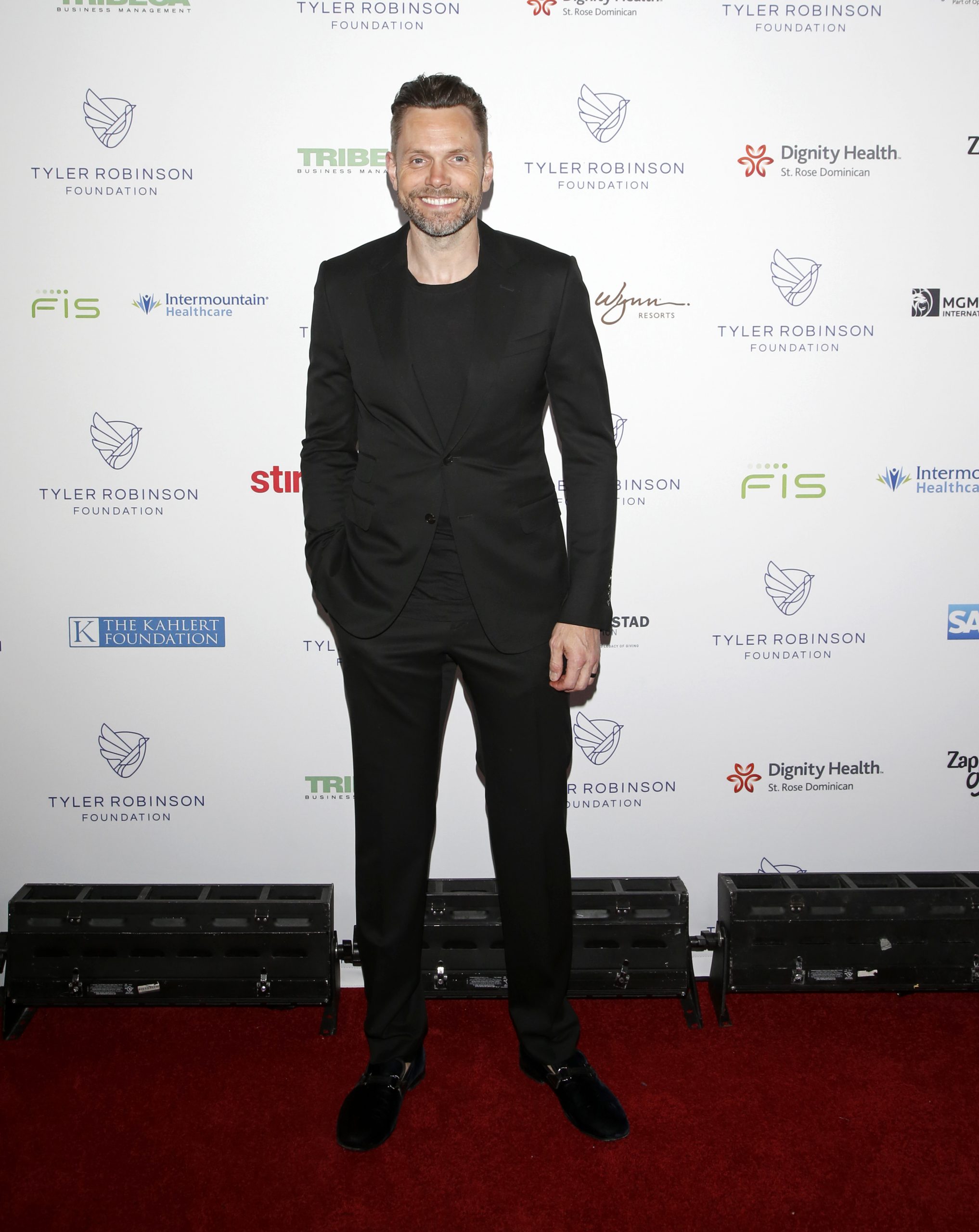 Joel McHale photo 3