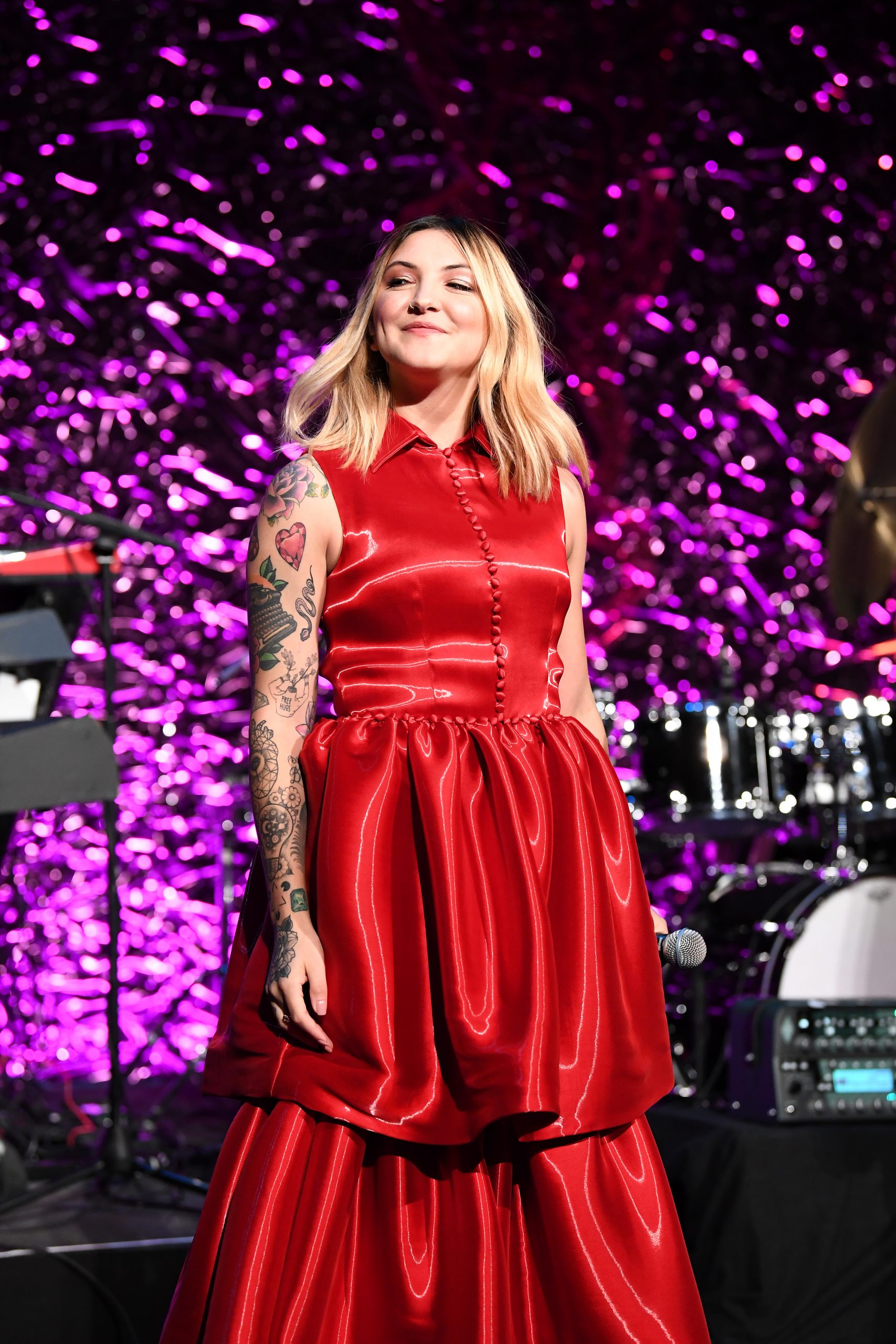 Julia Michaels photo 2