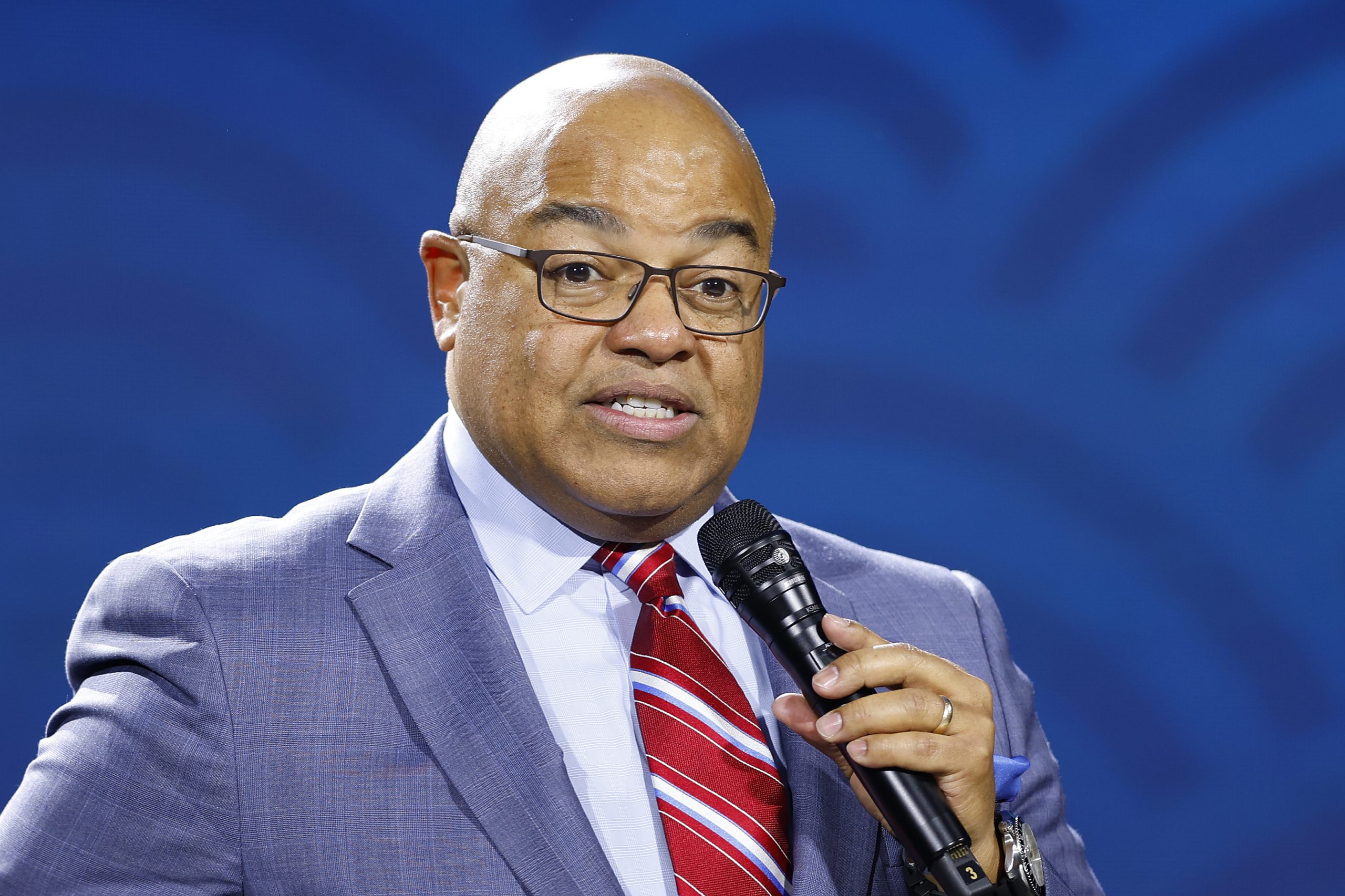 Mike Tirico photo