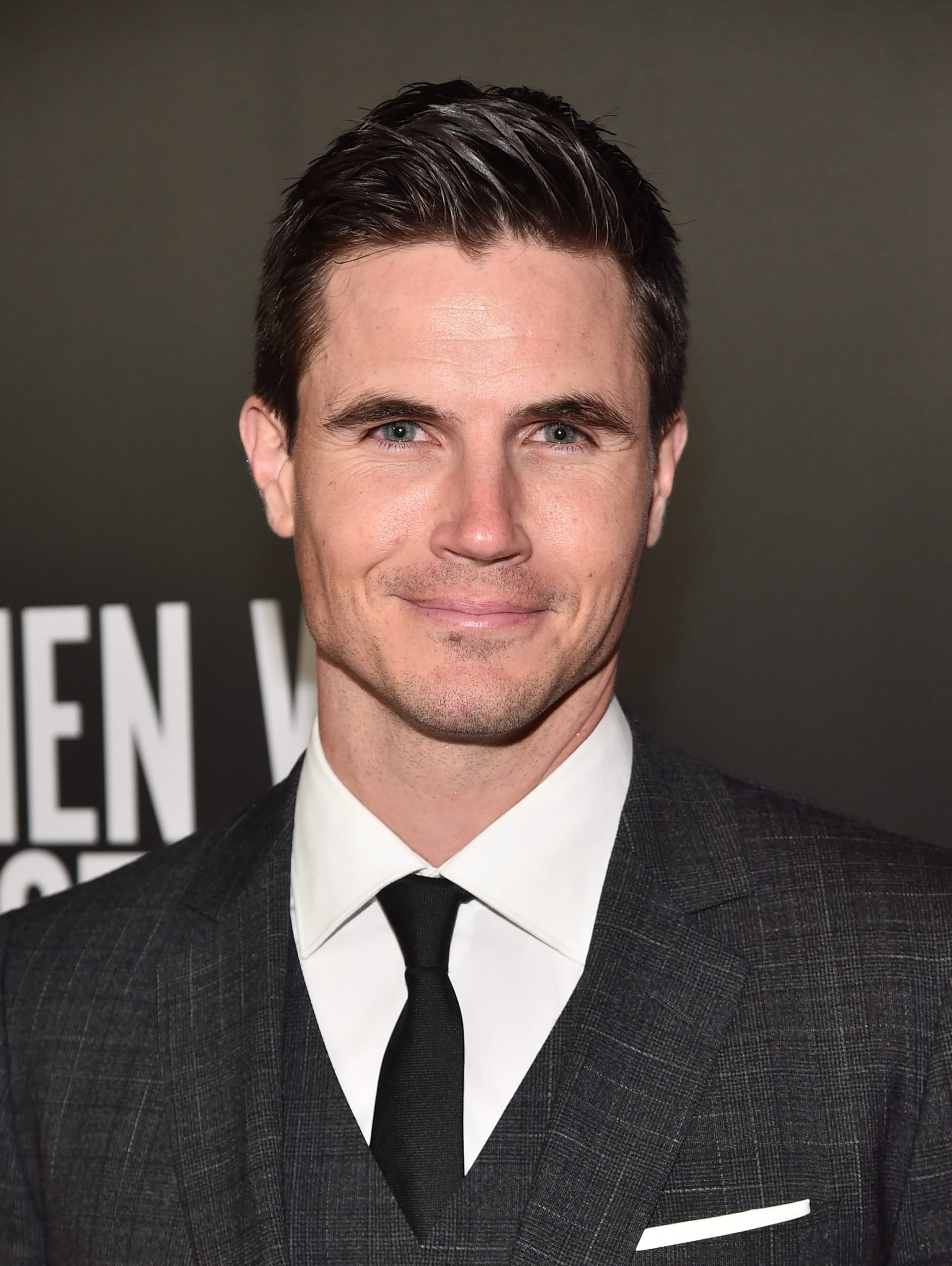 Robbie Amell photo 2