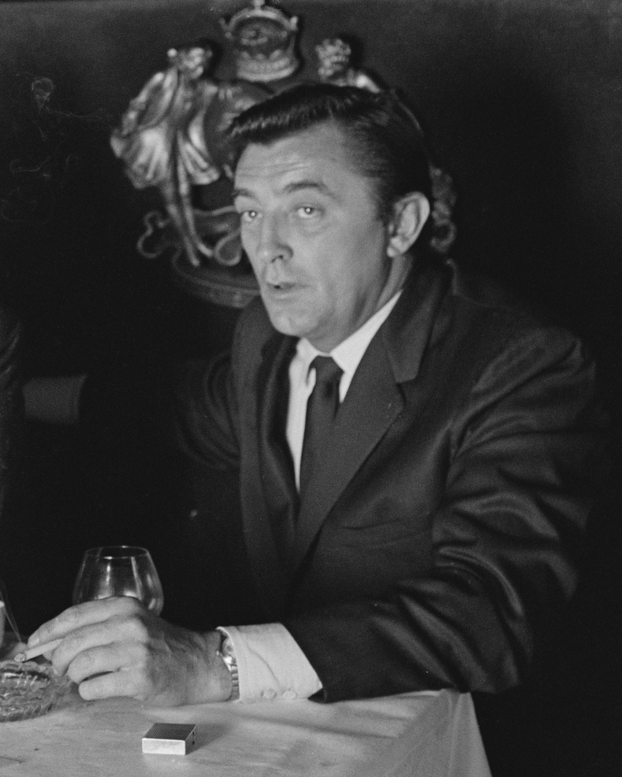 Robert Mitchum photo 3