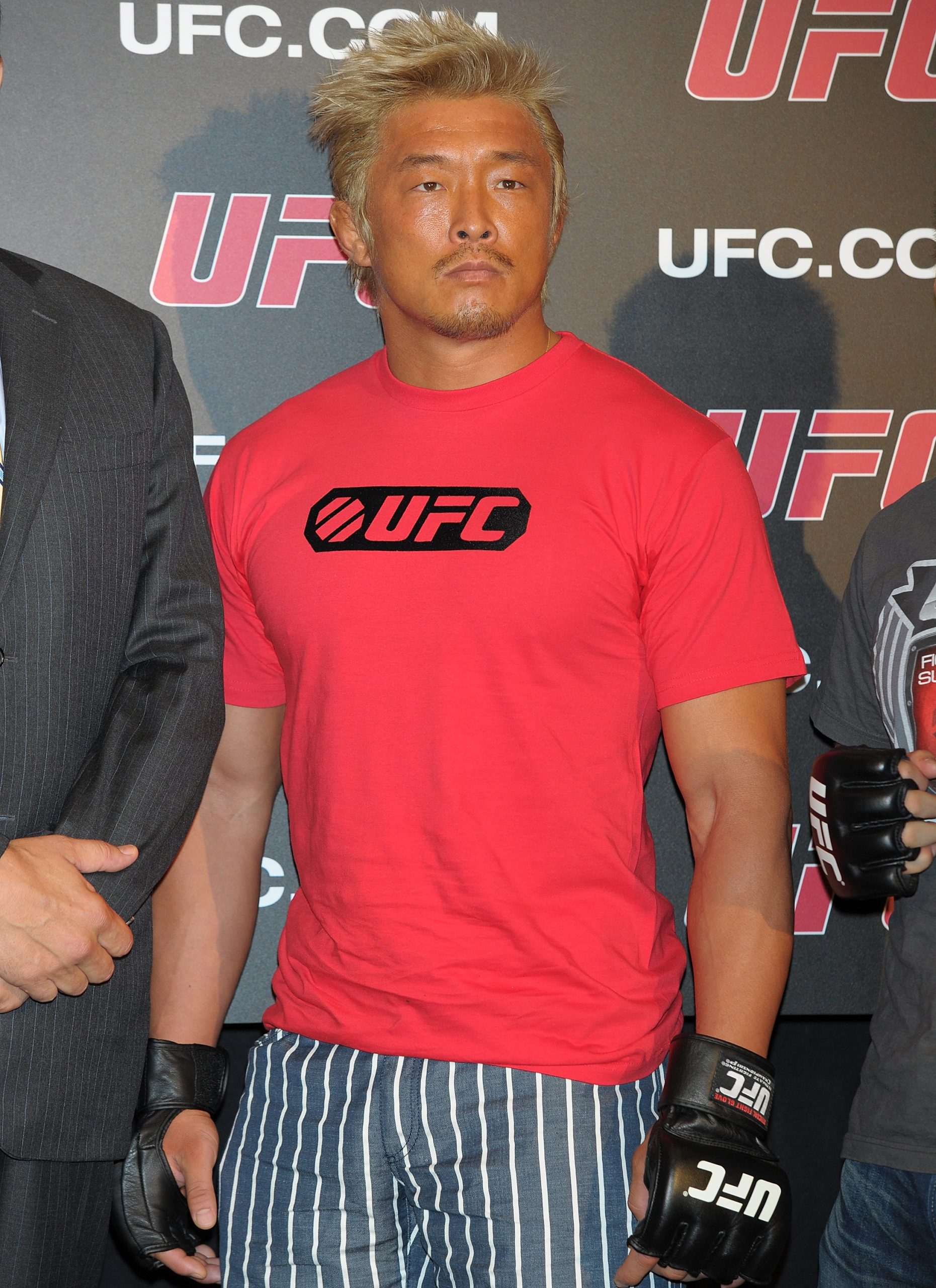 Yoshihiro Akiyama photo