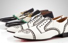 Опытные художники нанесут логотип на колодку модных мужских туфель Christian Louboutin
