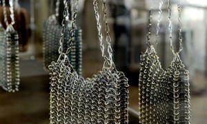 Paco Rabanne презентованы уникальные аксессуары – сумки из металла