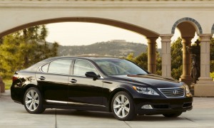 Качер подарил Деми Мур Lexus LS 600h стоимостью $100 тыс