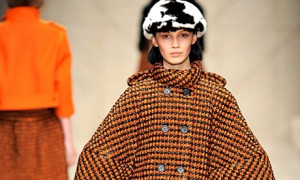 Дом моды Burberry Prorsum выпустил яркую коллекцию модной одежды для сезона осень/зима 2011 – 2012.