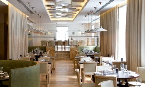 Ресторан Gordon Ramsay в центре Лондона выглядит очень современно и элегантно