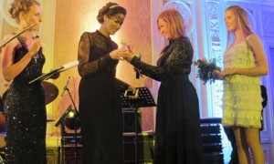 Директор "Седьмого неба" получает награду из рук Юлии Айсиной