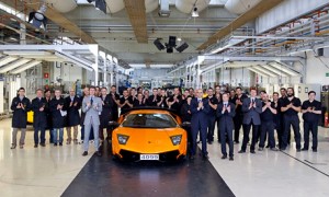 Сотрудники приветствуют новый Lamborghini