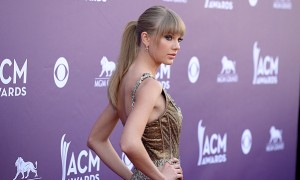 Певица Тейлор Свифт на красной дорожке Academy Of Country Music Awards