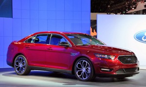 Автомобиль Ford Taurus 2013