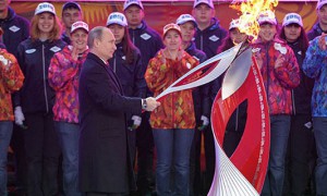 ладимир Путин зажег Олимпийский огонь в Москве