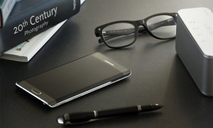 У компании Samsung появился смартфон с боковым дисплеем